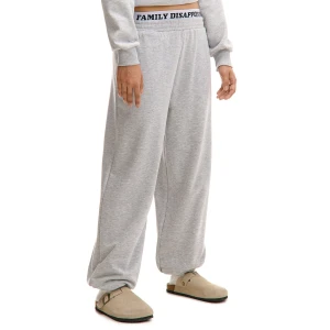 Cropp - Spodnie dresowe z napisem na gumce - jasny szary