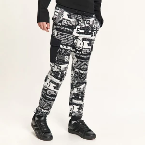 Cropp - Spodnie joggery z nadrukiem all over - biały