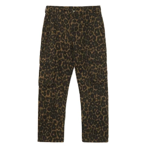 Cropp - Spodnie z kieszeniami cargo i zwierzęcym nadrukiem - brązowy