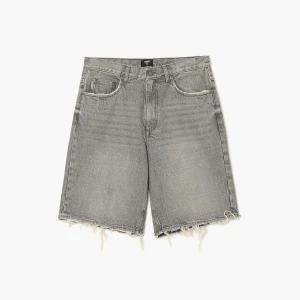 Cropp - Sprane jeansowe szorty z postrzępionymi nogawkami - szary