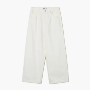 Cropp - Sprane jeansy boyfriend loose - kremowy