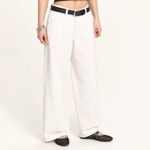 Cropp - Sprane jeansy boyfriend loose - kremowy