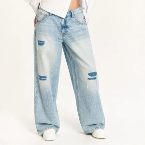 Cropp - Sprane jeansy boyfriend loose z postrzępieniami - niebieski
