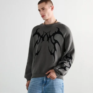 Cropp - Sweter boxy z tribalowym motywem - szary