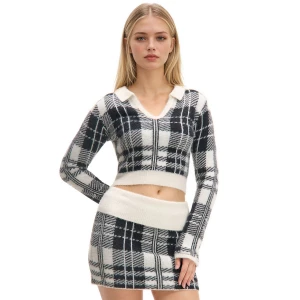 Cropp - Sweter w kratę z kołnierzykiem - biały