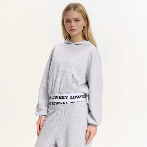 Cropp - Szara bluza hoodie z tekstowym nadrukiem - jasny szary