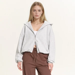 Cropp - Szara bluza z elastycznym dołem - jasny szary