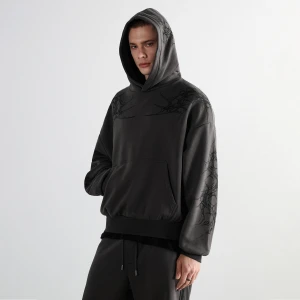 Cropp - Szara bluza z nieregularnym nadrukiem - szary