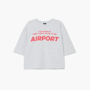 Cropp - Szara koszulka boxy z motywem podróży - jasny szary