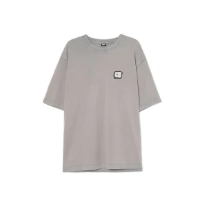 Cropp - Szara koszulka z brandowym haftem - szary