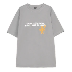 Cropp - Szara koszulka z napisami - jasny szary