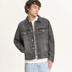 Cropp - Szara kurtka jeansowa z kieszeniami - szary