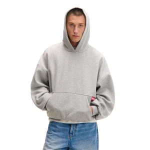 Cropp - Szara melanżowa bluza z brandową naszywką - jasny szary