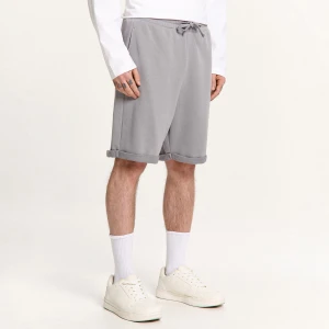 Cropp - Szare dresowe spodenki z podwiniętą nogawką - szary