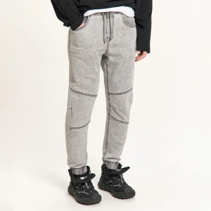 Cropp - Szare jeansy jogger z efektem sprania - jasny szary