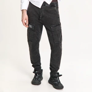 Cropp - Szare jeansy jogger z kieszeniami cargo - szary