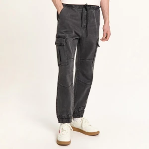 Cropp - Szare jeansy jogger z kieszeniami cargo - szary