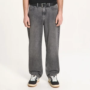 Cropp - Szare jeansy straight z efektem sprania - szary