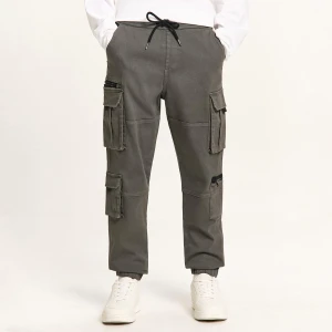 Cropp - Szare joggery z kieszeniami cargo - szary