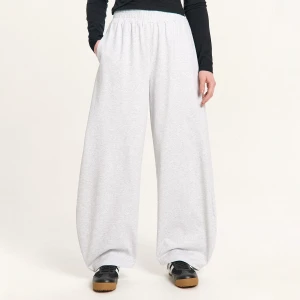 Cropp - Szare melanżowe dresy z szeroką nogawką - jasny szary