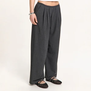 Cropp - Szare spodnie z dodatkiem wiskozy - szary