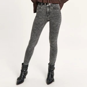 Cropp - Szare sprane jeansy skinny z kieszeniami - szary