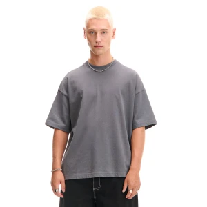Cropp - Szary basicowy T-shirt o kroju boxy - szary
