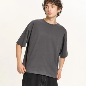 Cropp - Szary basicowy T-shirt o kroju boxy - szary