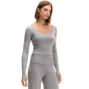 Cropp - Szary dopasowany sweter - szary