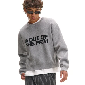 Cropp - Szary sweter z napisem - jasny szary