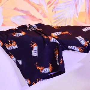 Cropp - Szorty kąpielowe z grafiką - czarny