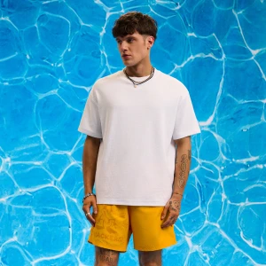 Cropp - Szorty kąpielowe z nadrukiem Kaczora Daffy - jasnopomarańczowy