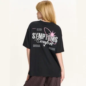 Cropp - T-shirt oversize z napisami na plecach - czarny