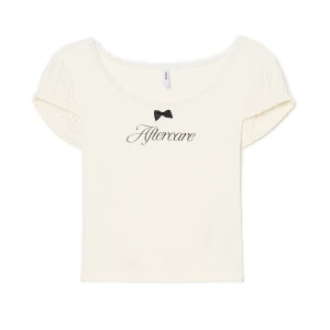 Cropp - T-shirt z napisem i ozdobnymi detalami - biały