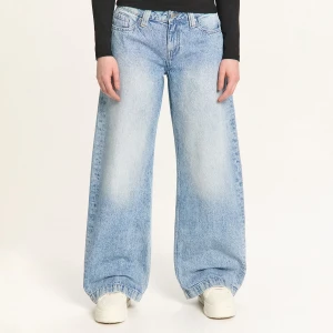 Cropp - Vintage jeansy z efektem sprania - błękitny