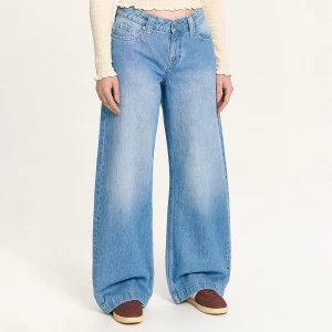 Cropp - Vintage jeansy z efektem sprania - niebieski