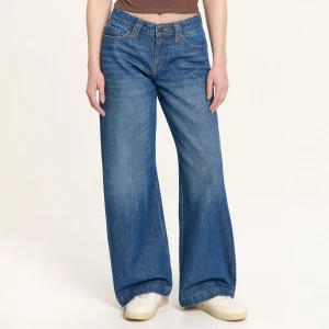 Cropp - Vintage jeansy z efektem sprania - niebieski