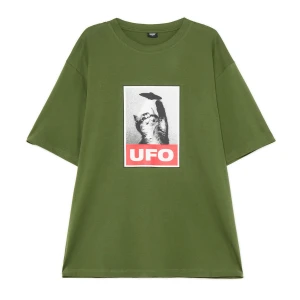 Cropp - Zielona koszulka z kotem i UFO - zielony