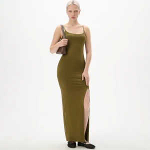 Cropp - Zielona sukienka midi z modalem - brązowy