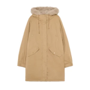 Cropp - Zimowy beżowy płaszcz z futerkiem - beżowy