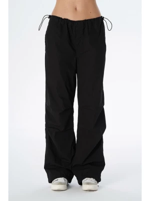 Cross Jeans Spodnie w kolorze czarnym rozmiar: W28