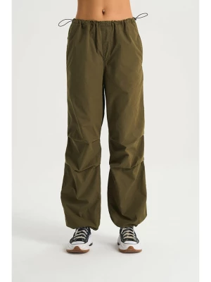 Cross Jeans Spodnie w kolorze khaki rozmiar: W26