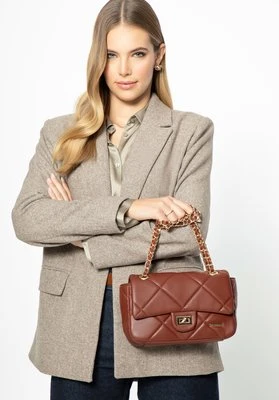 Crossbody z ekoskóry w geometryczne przeszycia czerwona Wittchen