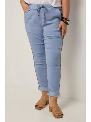 Curvy Lady Spodnie w kolorze błękitnym rozmiar: 40/42