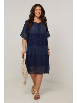 Curvy Lady Sukienka w kolorze granatowym rozmiar: 44/46