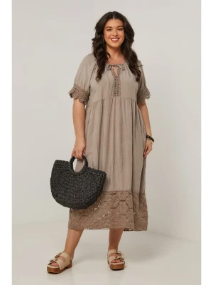 Curvy Lady Sukienka w kolorze szarobrązowym rozmiar: 40/42