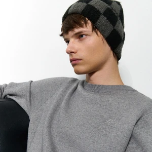 Czapka beanie we wzór czarno-szarej szachownicy House