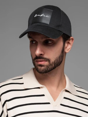 Czapka męska bejsbolówka z daszkiem i dużą naszywką – czarna V1 Ombre Clothing