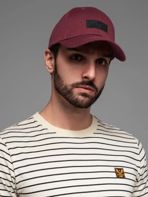 Czapka męska bejsbolówka z daszkiem oraz prostokątną naszywką – bordowa V8 Ombre Clothing