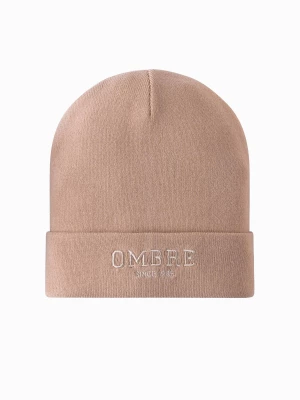 Czapka męska dzianinowa beanie z haftowanym napisem – piaskowa V6 OM-ACWH-0120
 -                                    uniwersalny Ombre